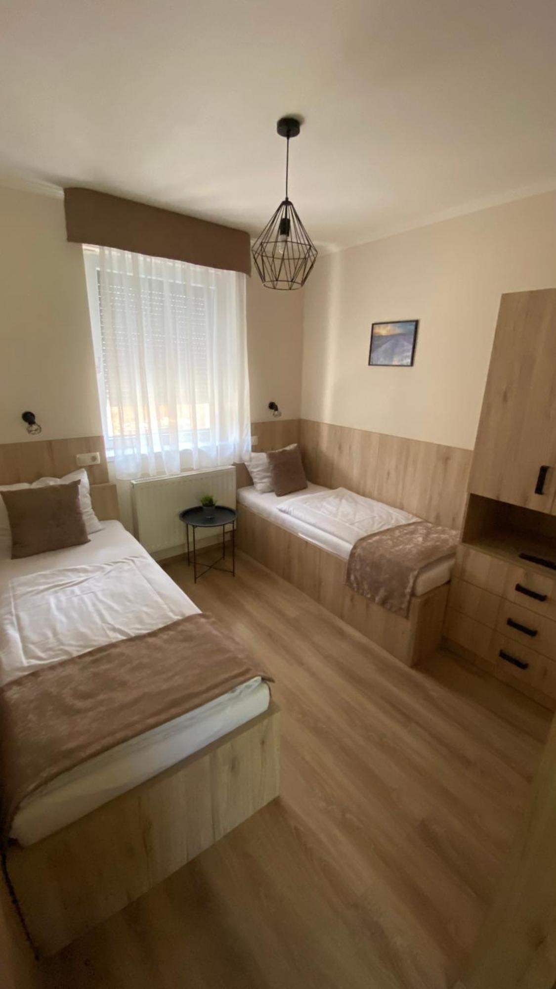 Levendula Vendeghaz Hotel Gyor Bagian luar foto